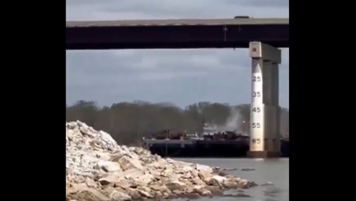 Barcaza se impacta contra puente en Arkansas