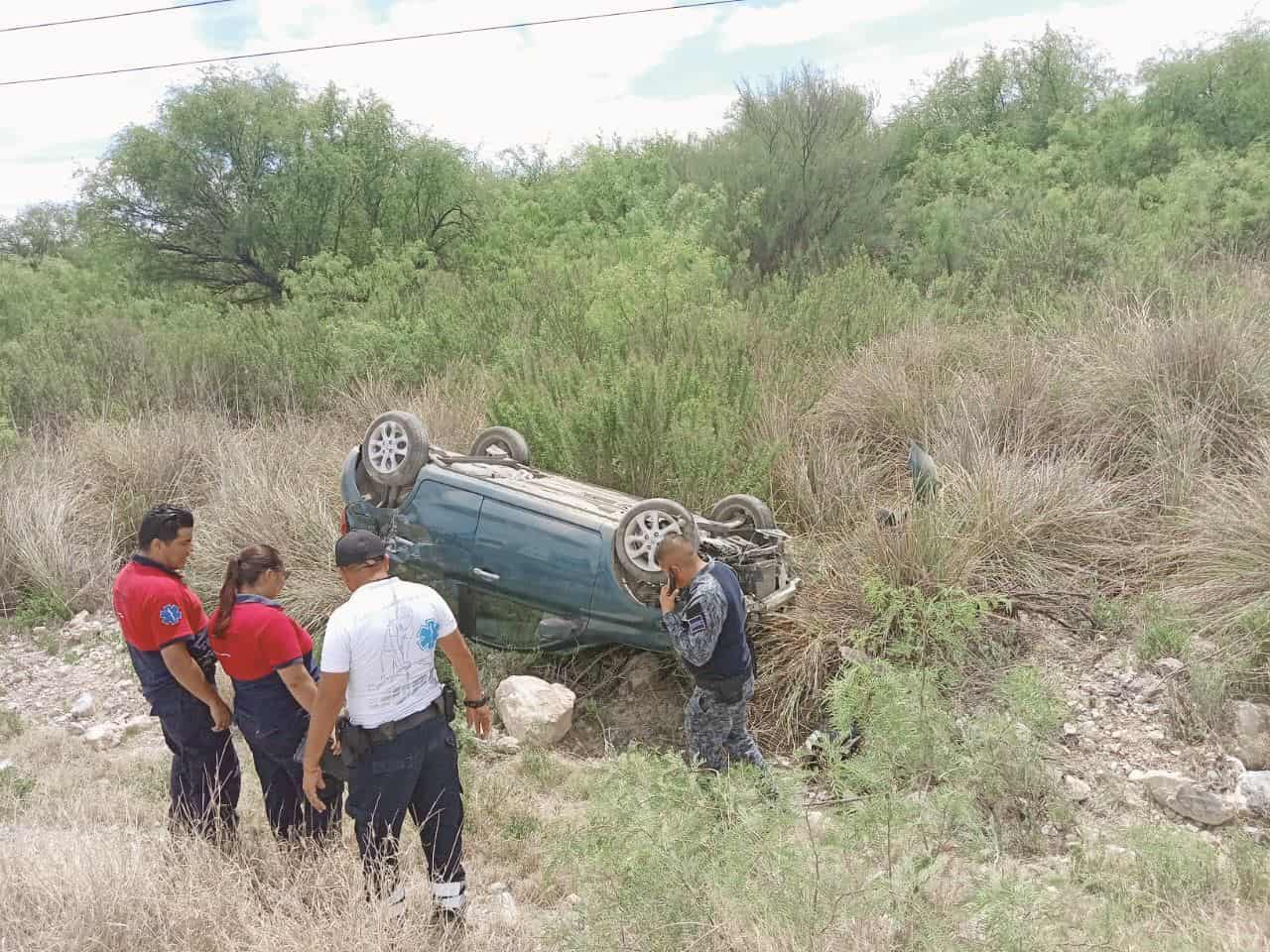 Vuelcan en ‘la 30’ y salen lesionados