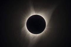 Se Prepara para Observar el Eclipse: Secretaría de Educación Distribuye Lentes Especiales