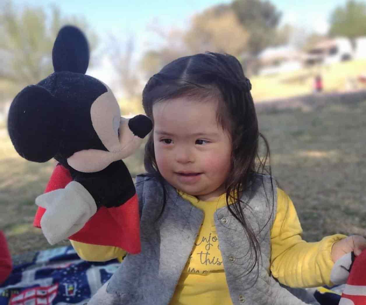 Piden regresar a muñeco de Mickey a niña, lo tiene desde que nació