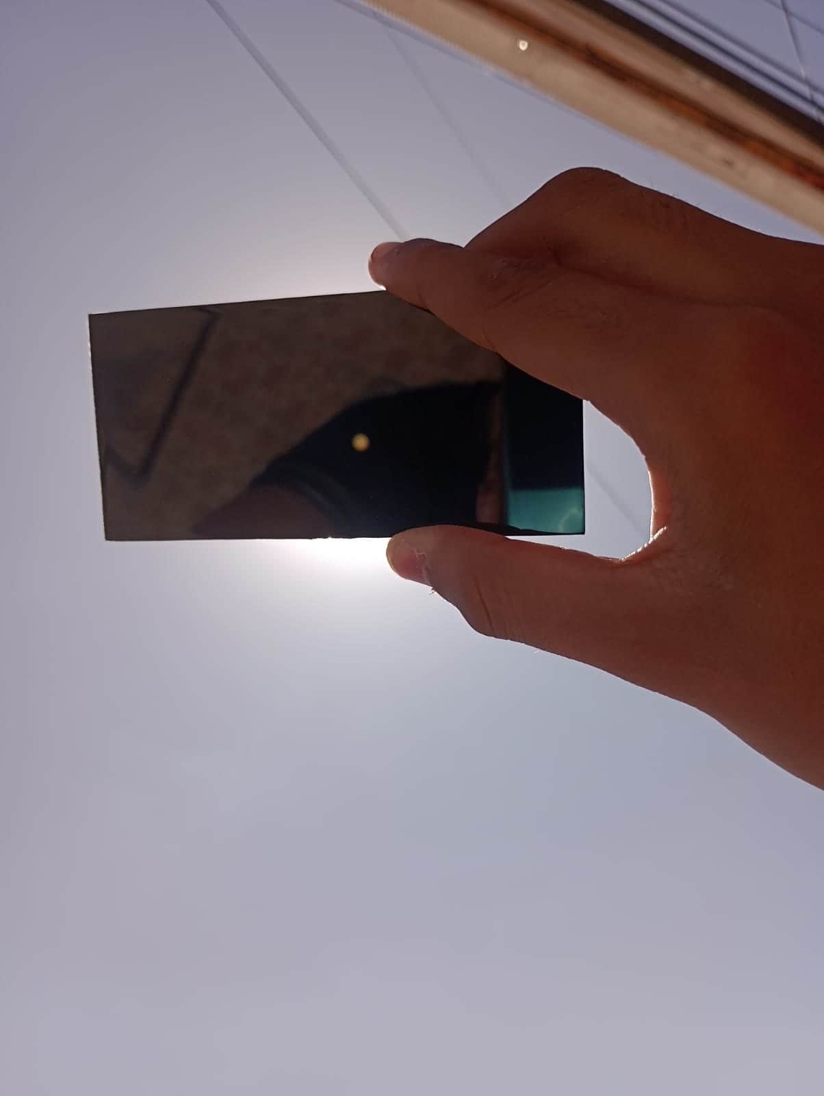 Este tipo de vidrios que se usan para las caretas de soldar se pueden usar para ver el eclipse, siempre y cuando sean sombra 14.