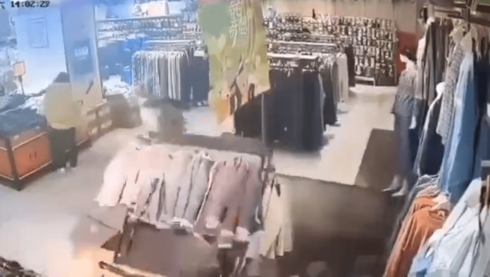Captan como se desploma suelo de un centro comercial en China