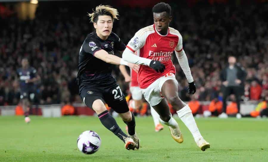 Daiki Hashioka, pelea el balón con Eddie Nketiah.