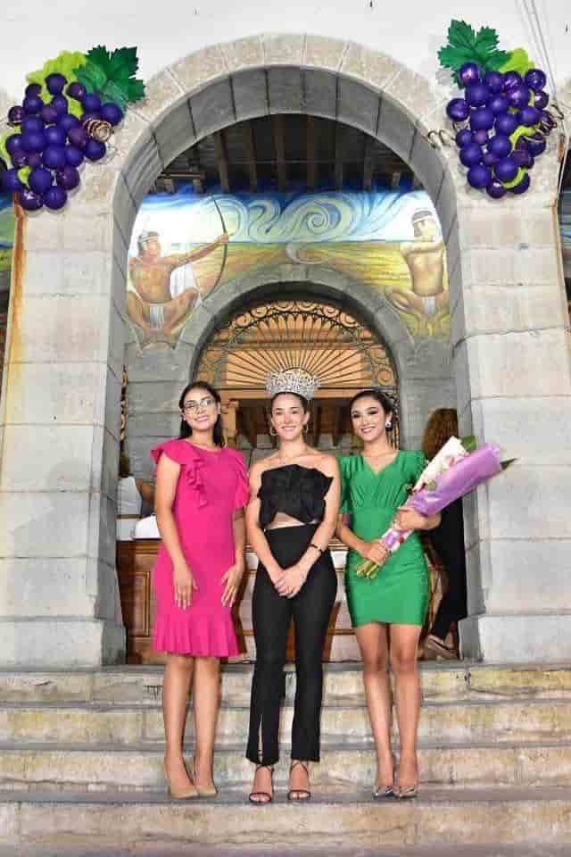 Convoca a reinas de la Feria de la Uva