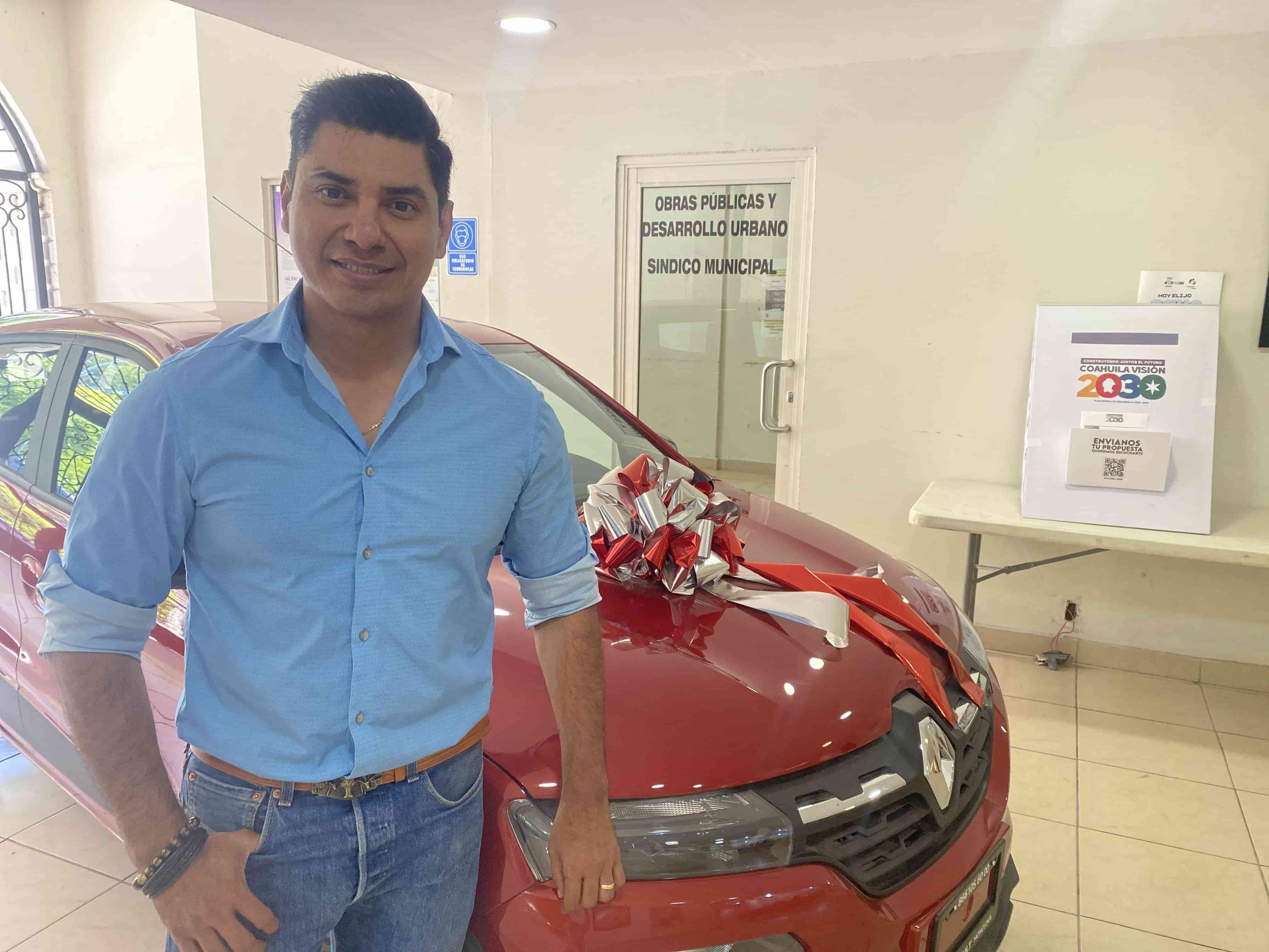 Anuncia tesorero que pronto harán la entrega oficial del automóvil a la señora Lydia Salin