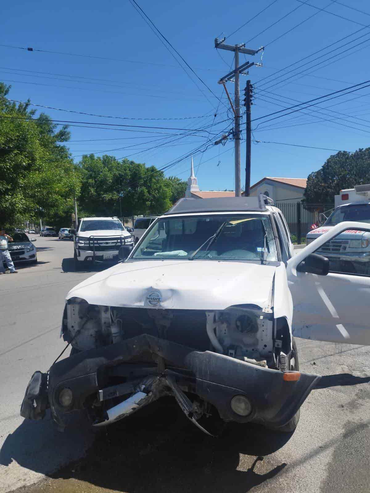 Accidente vial deja tres vehículos dañados y dos personas heridas