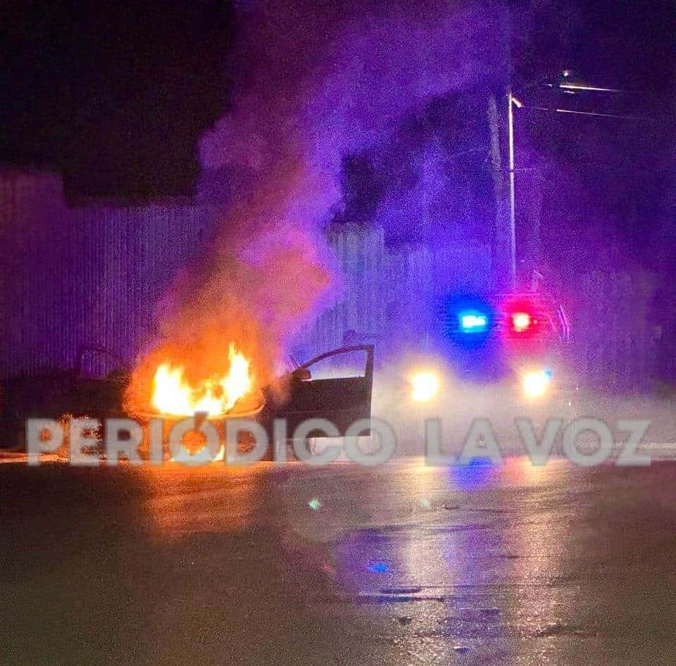 Fuego devora auto en  la Prolongación Juárez 