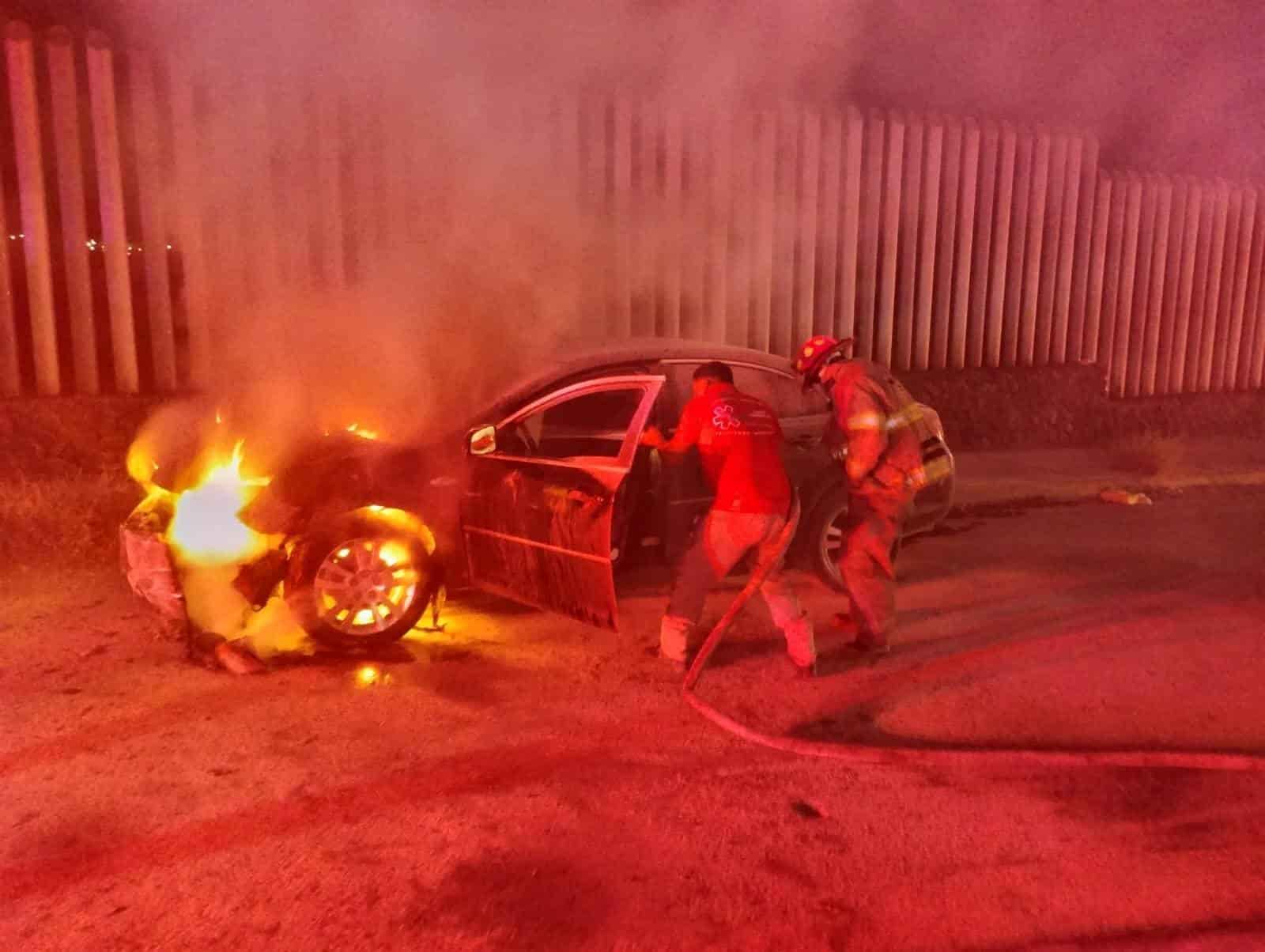 Fuego devora auto en  la Prolongación Juárez 