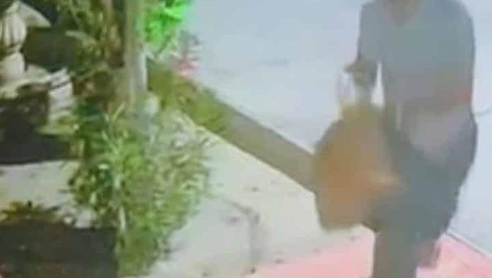 Sujeto roba a cartera a mujer en Sabinas