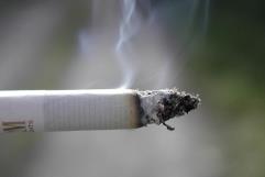 Dan orden de aprehensión contra mujer que obliga a su hija de 7 años a fumar