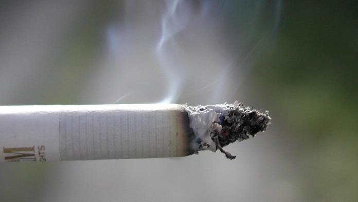 Dan orden de aprehensión contra mujer que obliga a su hija de 7 años a fumar