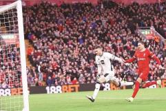 Un gol sin ver tras terrible error; Liverpool recupera la cima