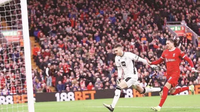 Un gol sin ver tras terrible error; Liverpool recupera la cima