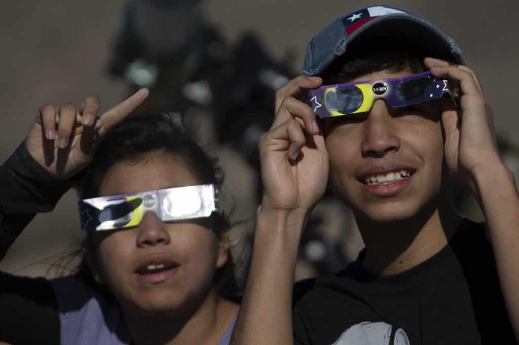 Sigue desabasto de lentes para el eclipse
