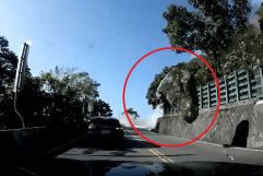 Captan enorme roca golpeado un auto durante el sismo de Taiwán