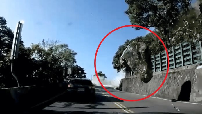 Captan enorme roca golpeado un auto durante el sismo de Taiwán