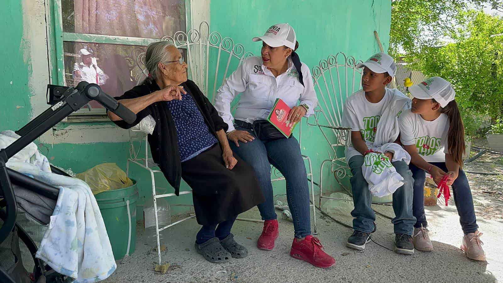 Sonia Villarreal y Emilio de Hoyos recorren la colonia Nueva Laguna