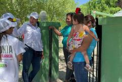 Sonia Villarreal y Emilio de Hoyos recorren la colonia Nueva Laguna