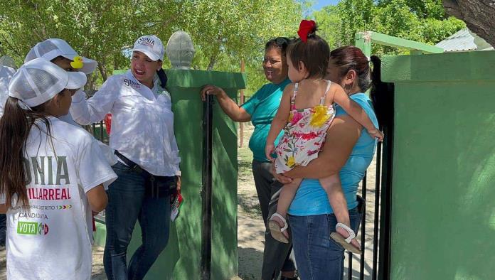 Sonia Villarreal y Emilio de Hoyos recorren la colonia Nueva Laguna