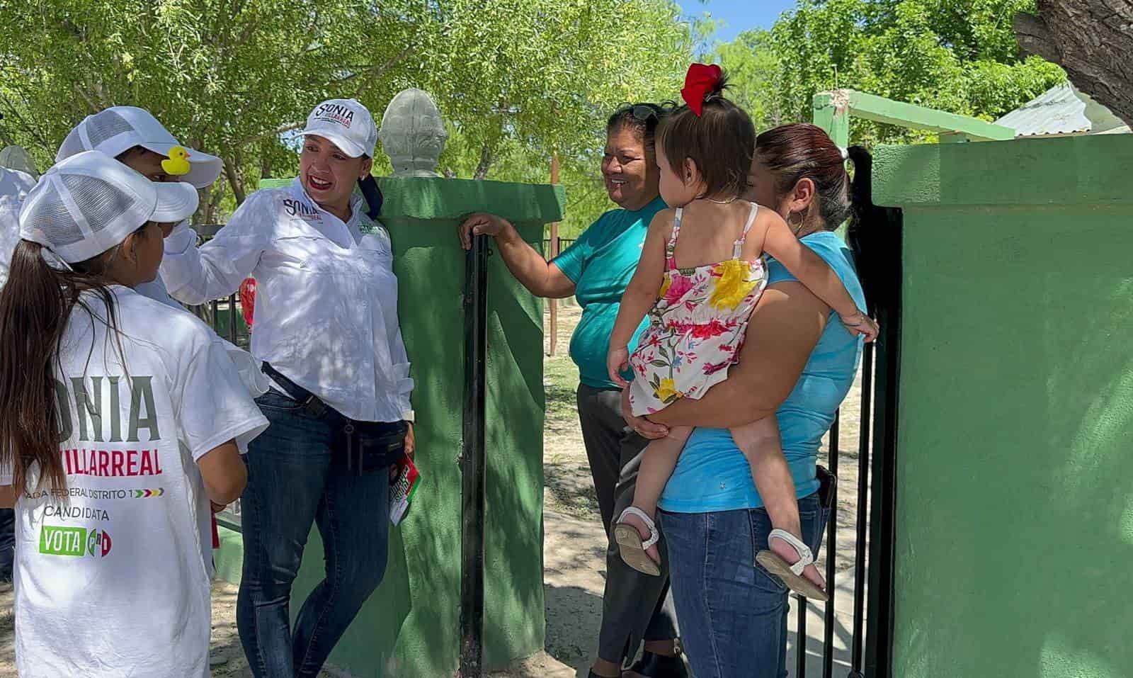 Sonia Villarreal y Emilio de Hoyos recorren la colonia Nueva Laguna