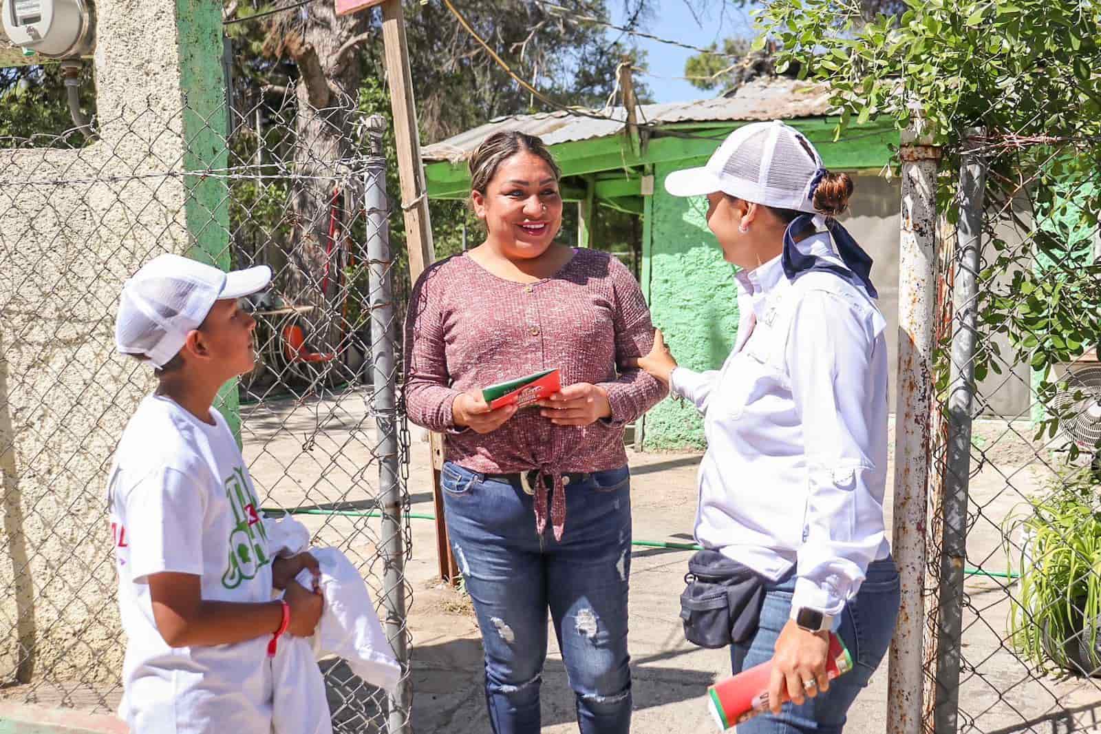 Sonia Villarreal y Emilio de Hoyos recorren la colonia Nueva Laguna