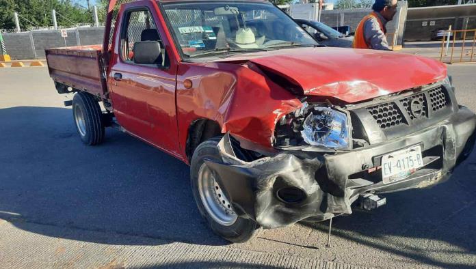 Accidente: Choque entre dos vehículos deja saldo de daños materiales