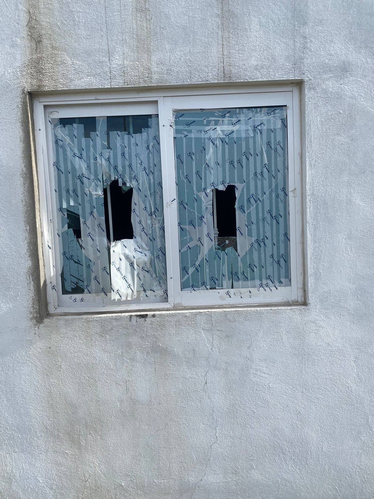 Destroza vidrios de vivienda ajena