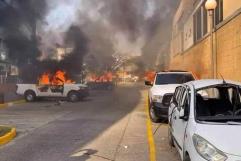 Normalistas irrumpen en Palacio de Gobierno de Guerrero y queman automóviles