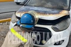 Se quema auto en el Ecoparque