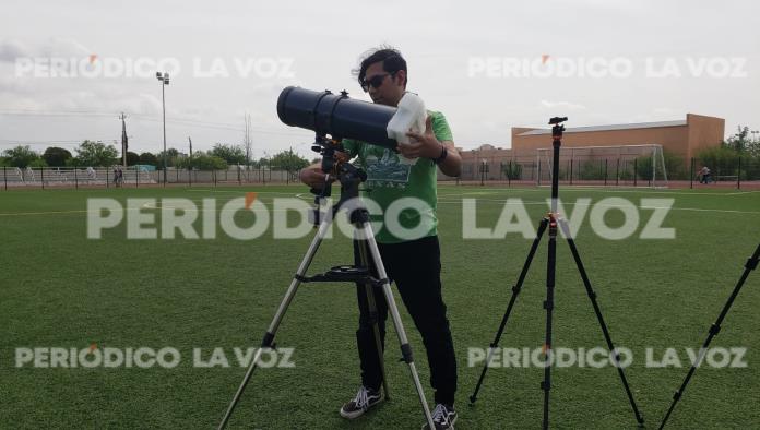 Joven de Tamaulipas llega a Sabinas para presenciar el Eclipse con Telescopio en Mano