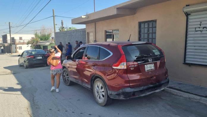 Le pega a auto al llegar a bordo