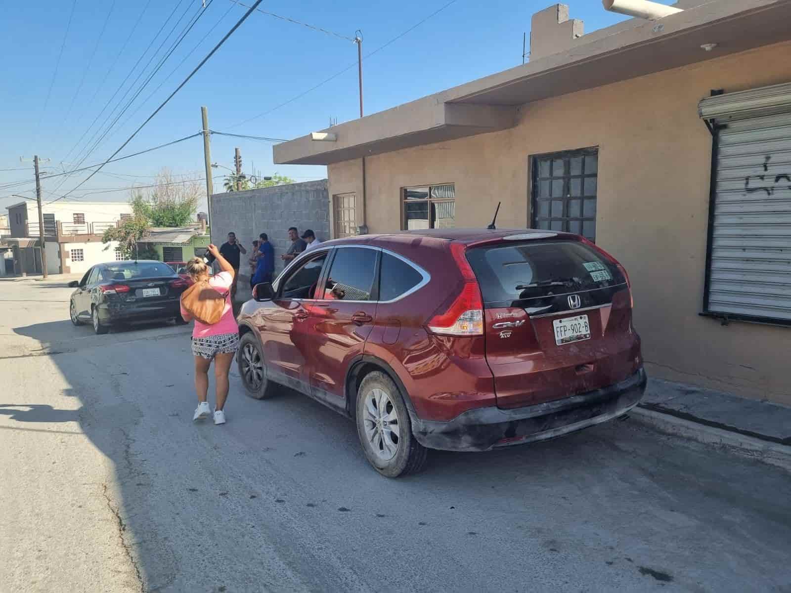 Le pega a auto al llegar a bordo