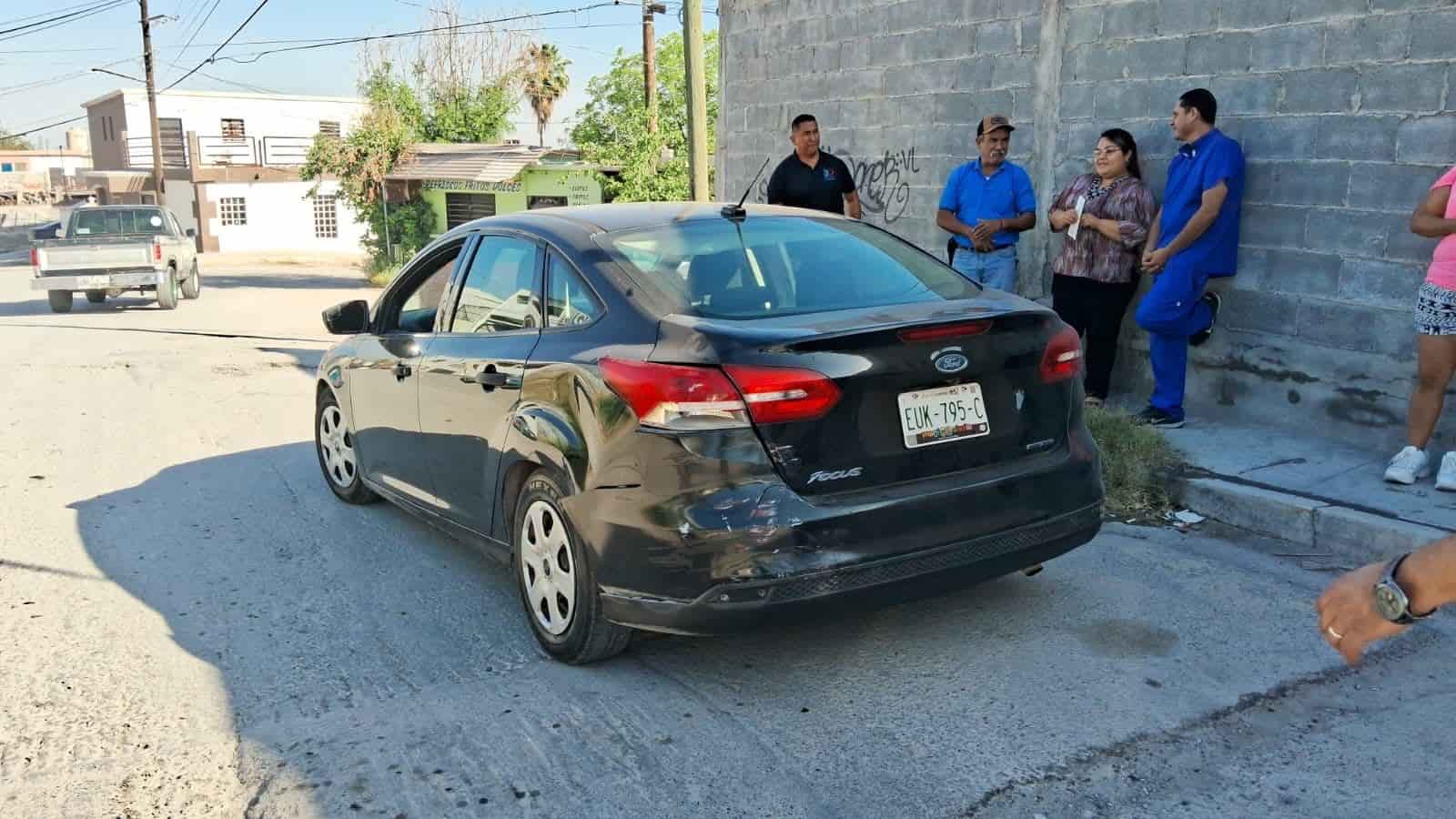 Le pega a auto al llegar a bordo