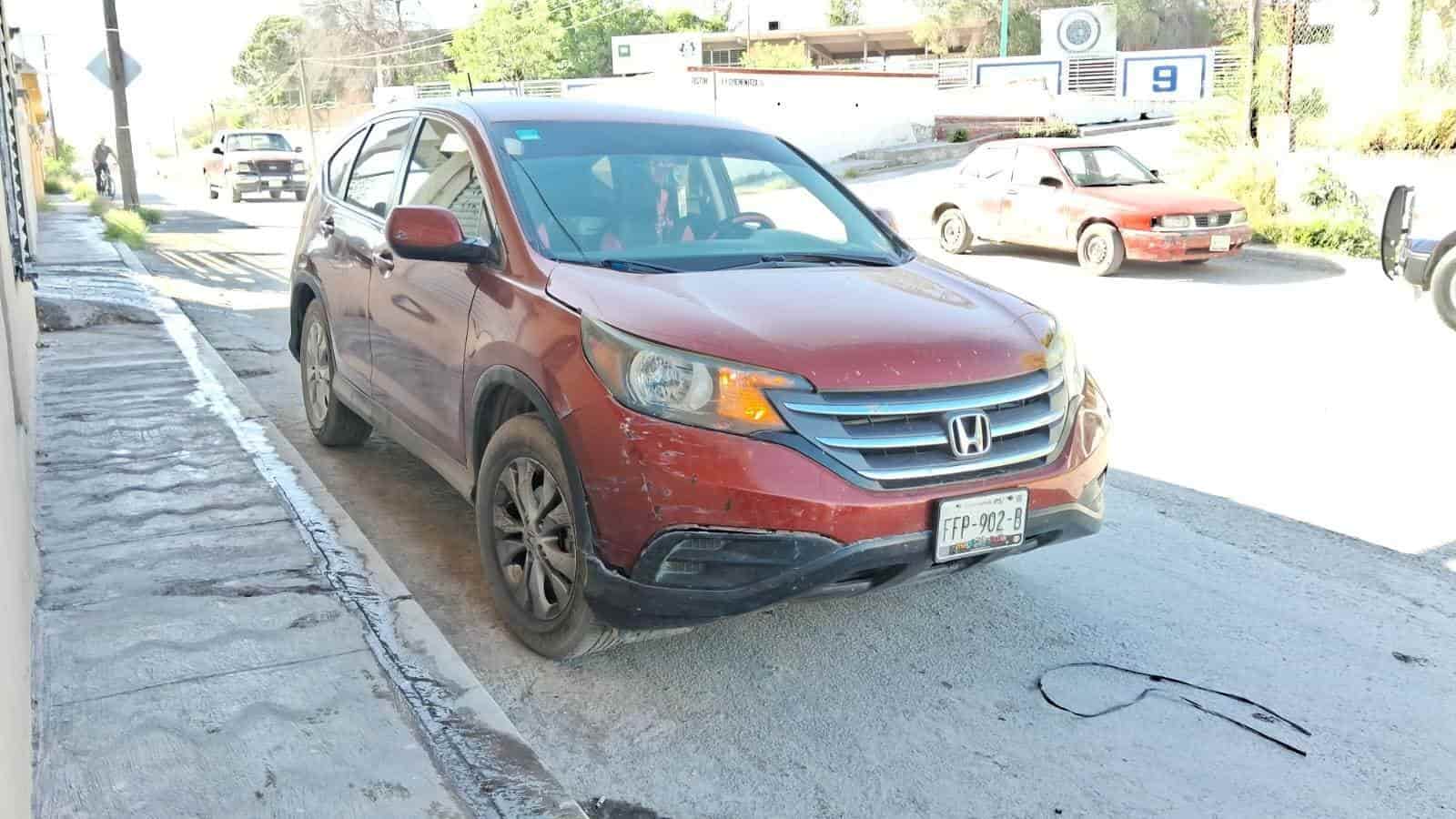 Le pega a auto al llegar a bordo