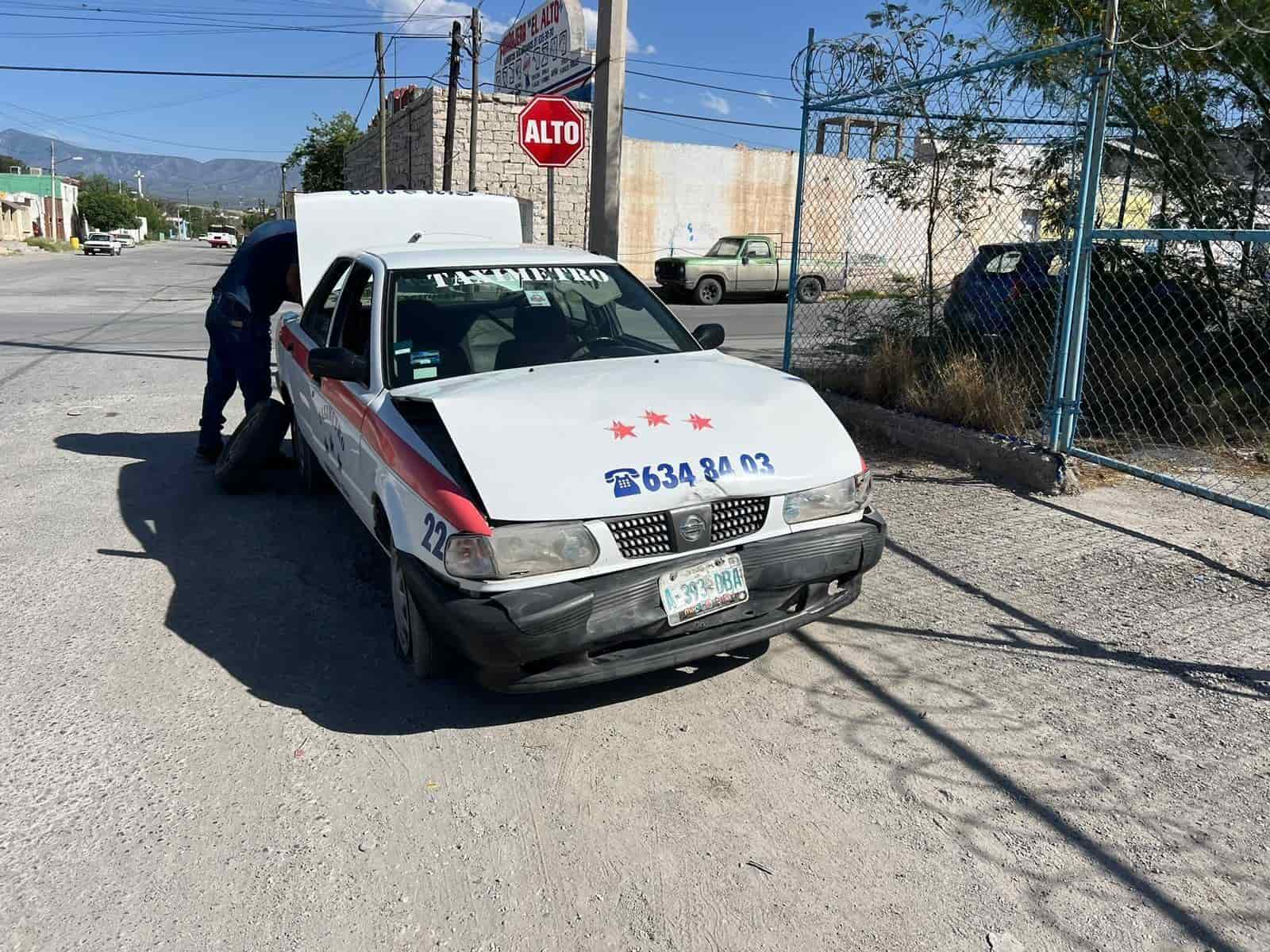 Se le atraviesa a taxi en peligroso crucero