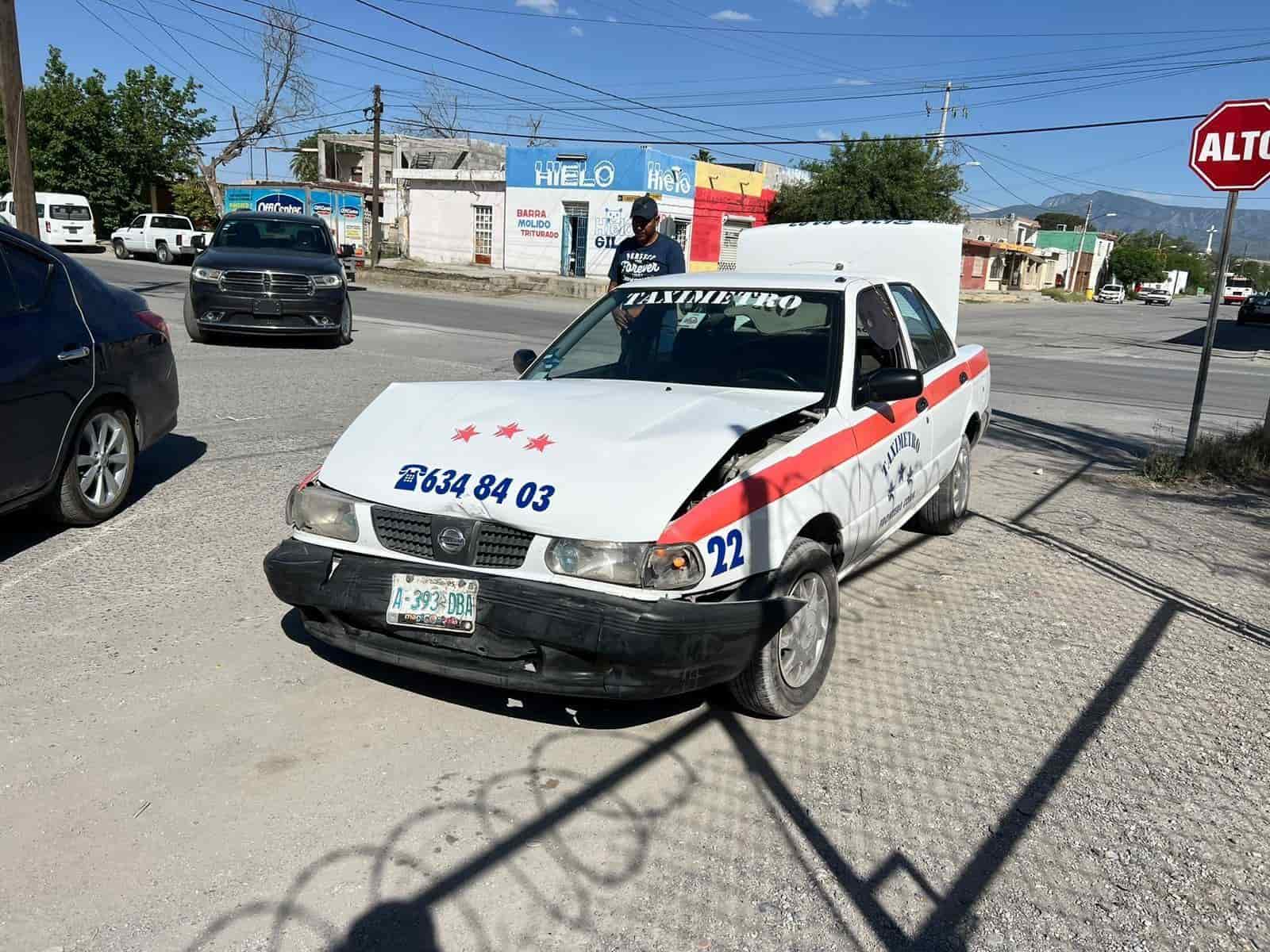 Se le atraviesa a taxi en peligroso crucero