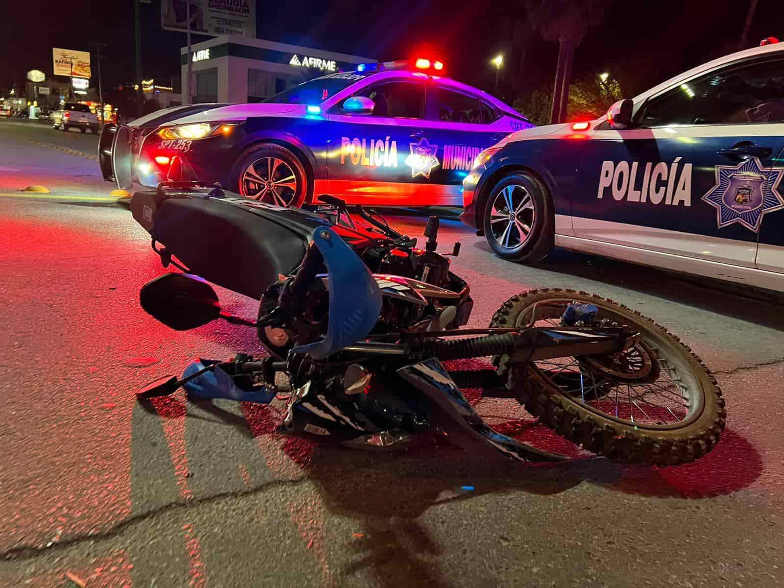 ´Embarra´ Policía moto en automóvil