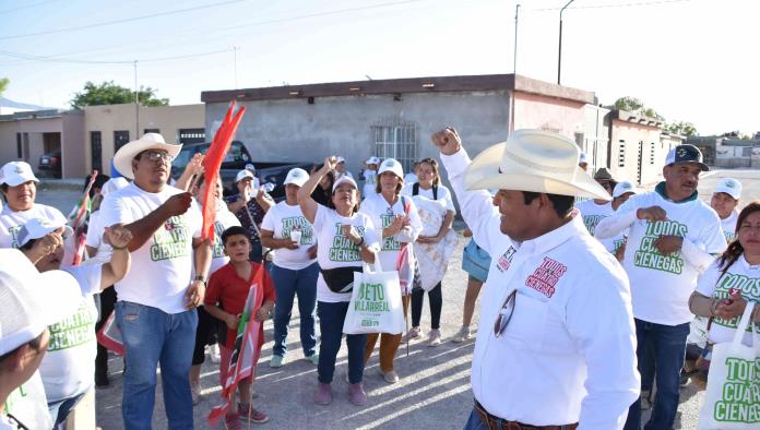 Beto Villarreal se reúne con familias