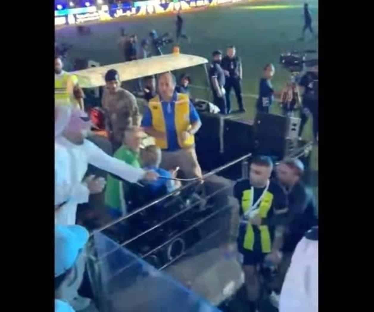 ¡Insólito!; Aficionado de Arabia Saudita latiguea a jugador tras perder la final