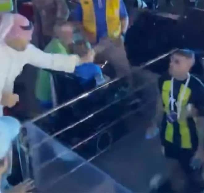 ¡Aficionado castiga con latigazos a futbolista por perder en Arabia Saudita!