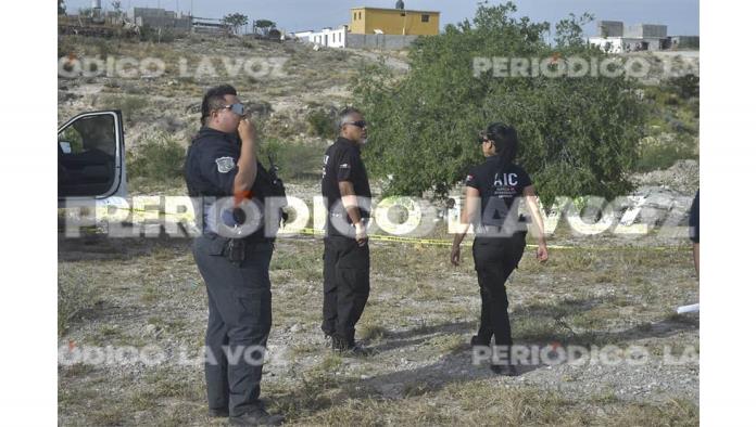 Lo hallan muerto colgando de árbol