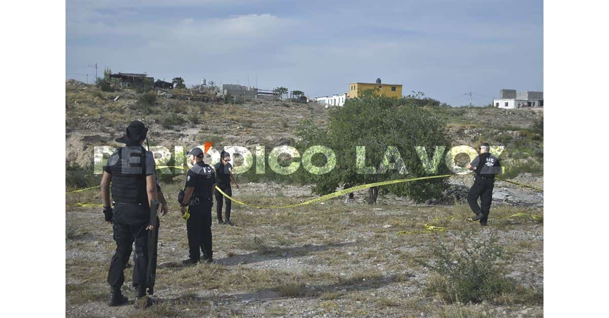 Lo hallan muerto colgando de árbol