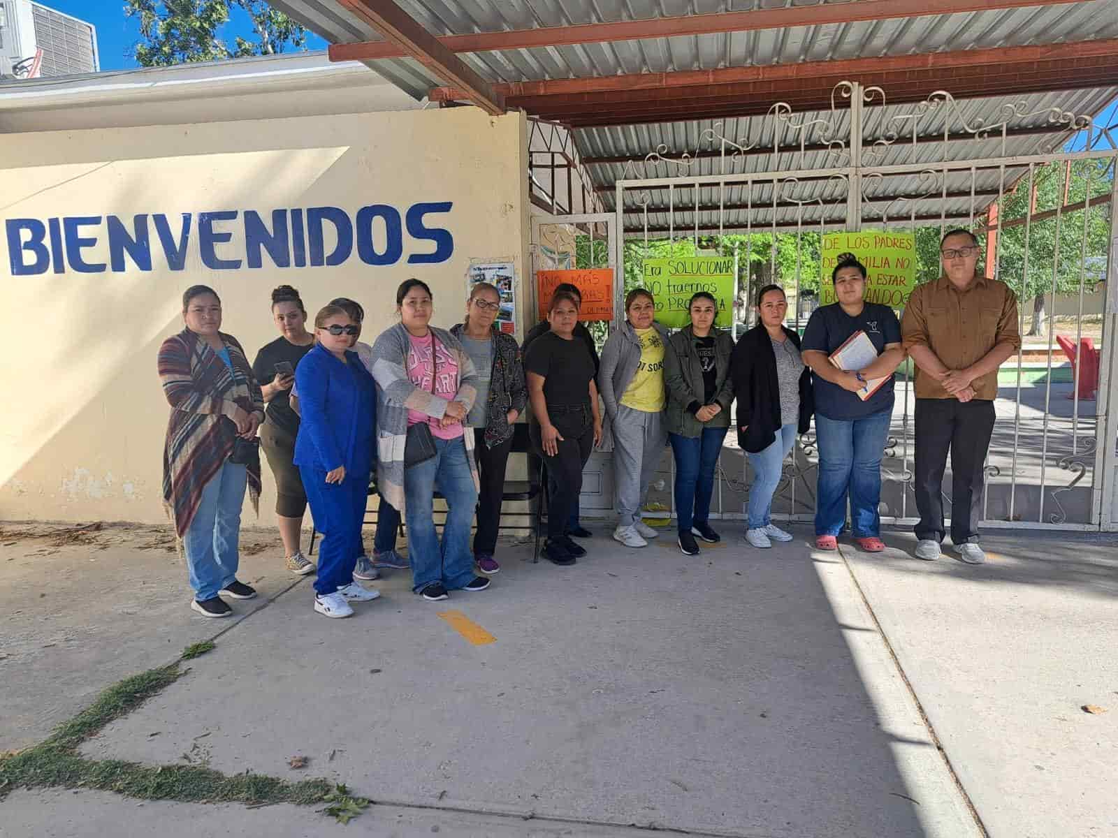 Protestan padres por designación de directora en la primaria Josefa Ortiz de Domínguez