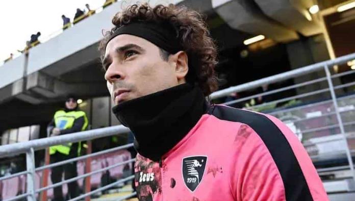 ¡Relegado! Guillermo Ochoa cumple un mes en la banca; Salernitana es goleado