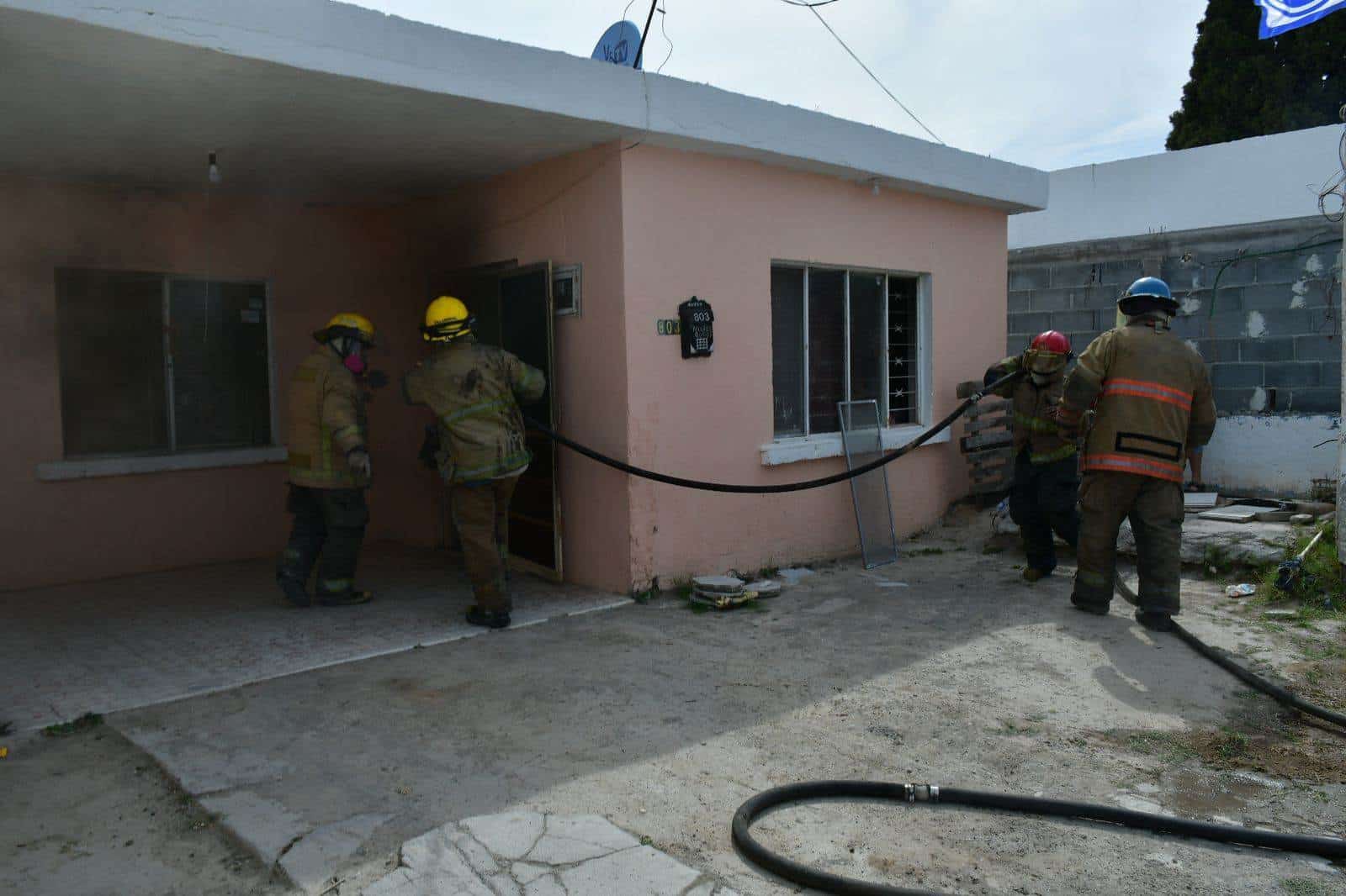 Se quema casa en Estancias