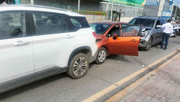 Hace ´sándwich´ a auto en el Pape