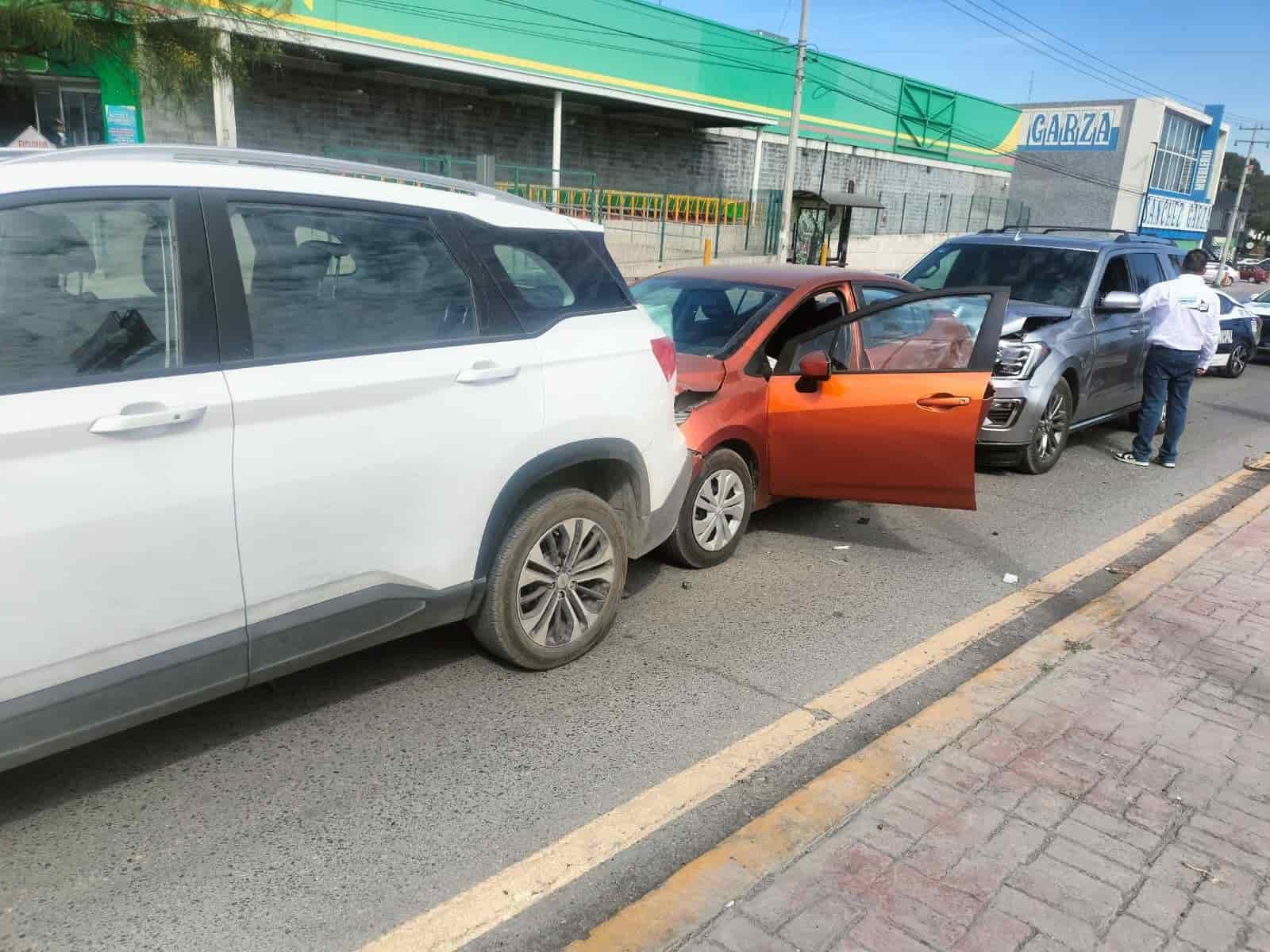 Hace ´sándwich´ a auto en el Pape