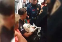 VIDEO: Policías bajan A RASTRAS del metro a perrito HERIDO junto a su dueño
