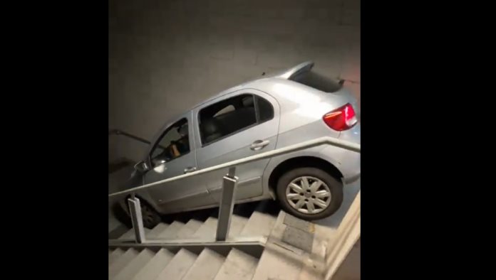 Auto se queda atrapado en las  escalera de un estadio de Brasil