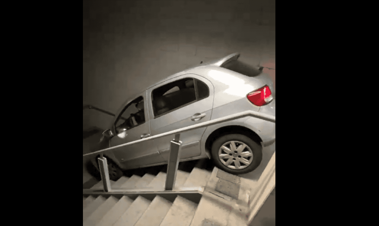 Auto se queda atrapado en las  escalera de un estadio de Brasil